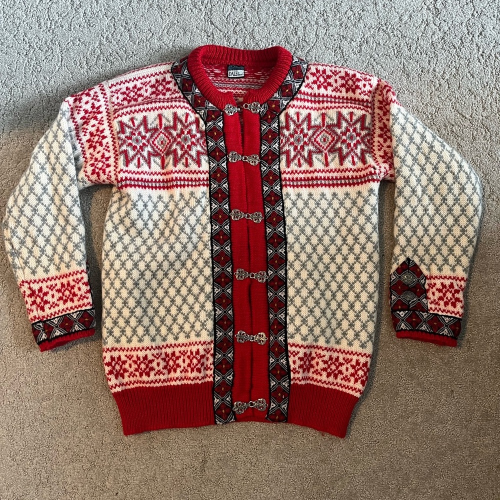 Dale of Norway red pattern 100%wool Sweater jacket cardigan size Large snowflake